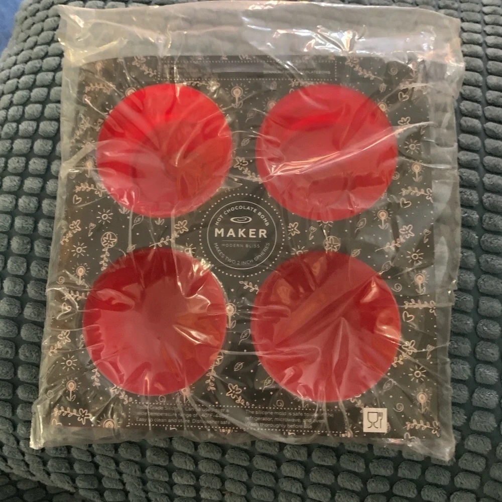 Bennkai Chocolate Bomb Maker. Silicone mold. Makes 2” spheres. NWT